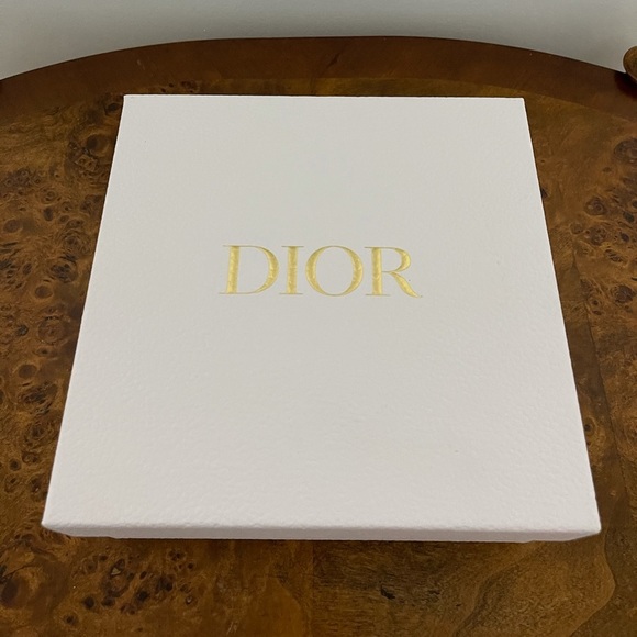 Authentic Dior paper gift box - Picture 1 of 6